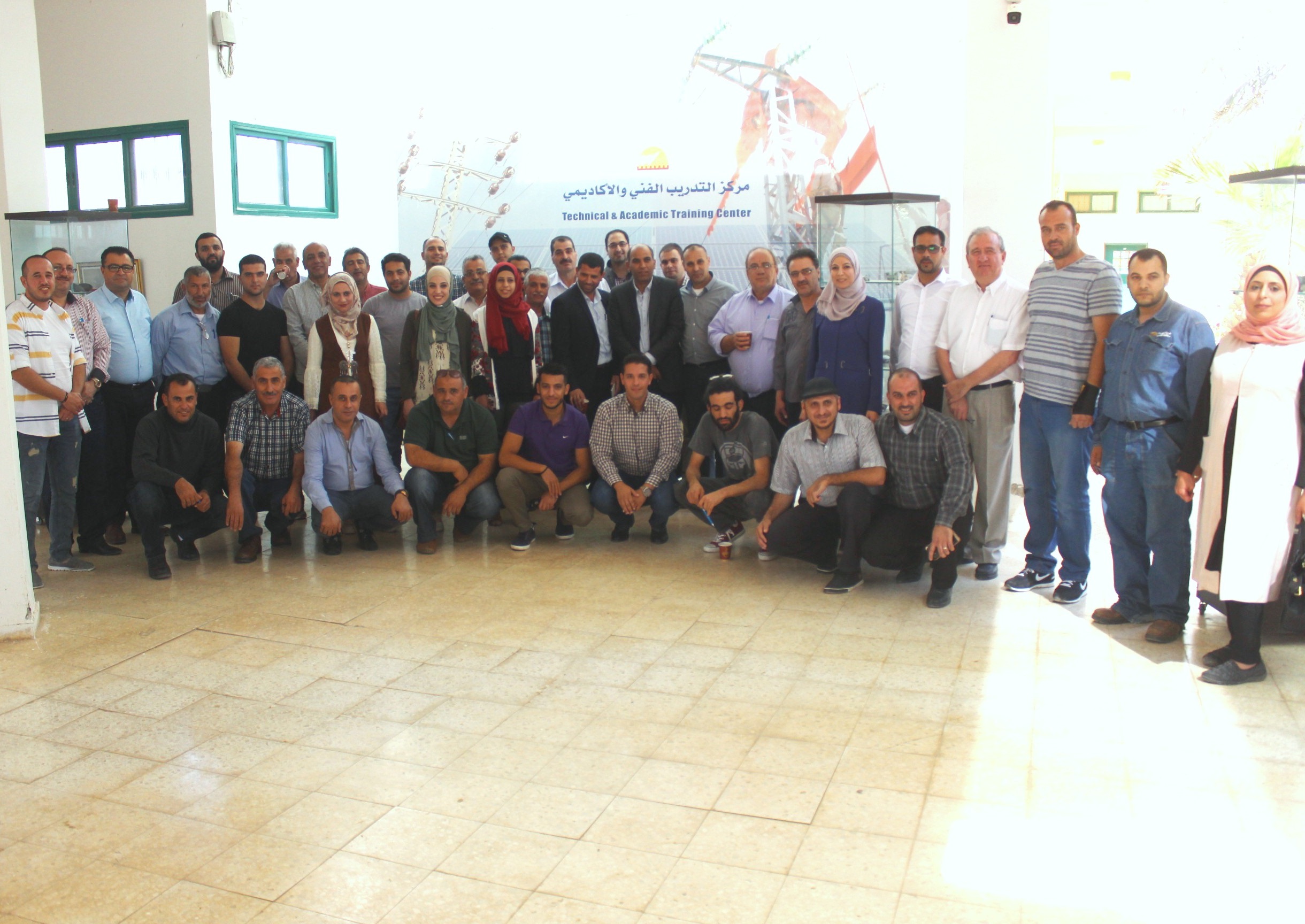 كهرباء القدس ونقابة المهندسين تنظمان ورشة عمل حول متطلبات تزويد المباني بالتيار الكهربائي وأنظمة الطاقة الشمسية

